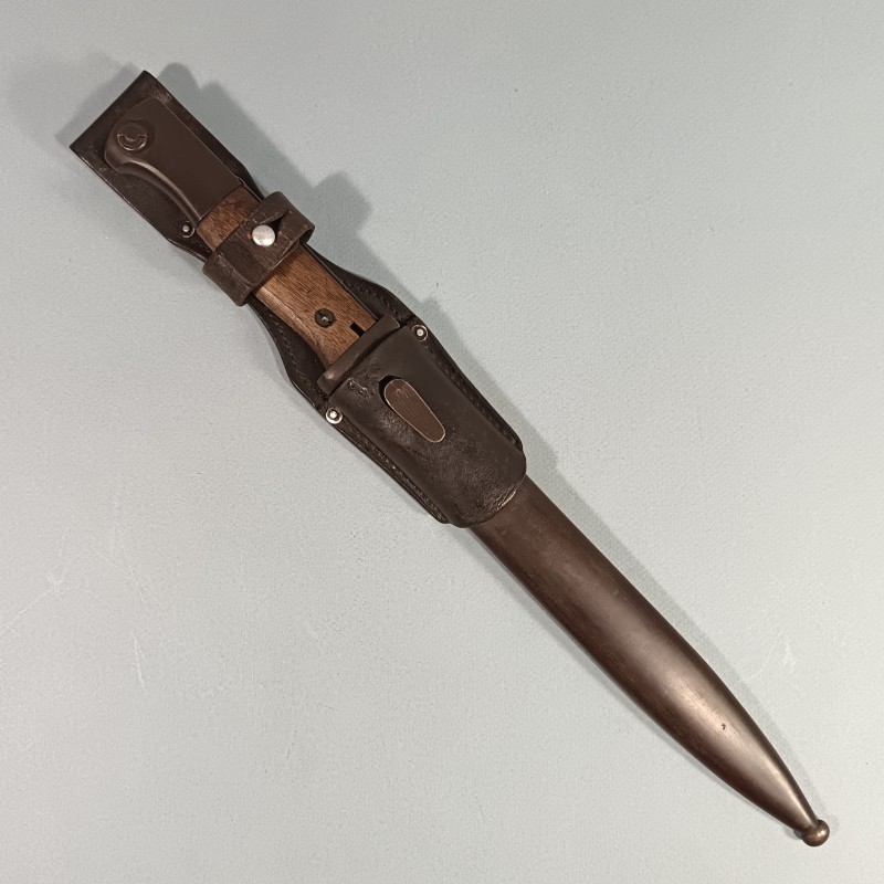 BAIONNETTE ALLEMANDE 98K FOURREAU ET BAIONNETTE MEME NUMERO DATE 1943 AVEC SON CUIR DATE 1937